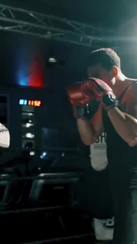 Een trainer en een lid tijdens een bokstraining