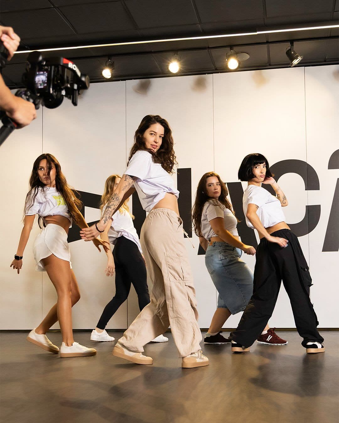 Een groep dansers in een danszaal