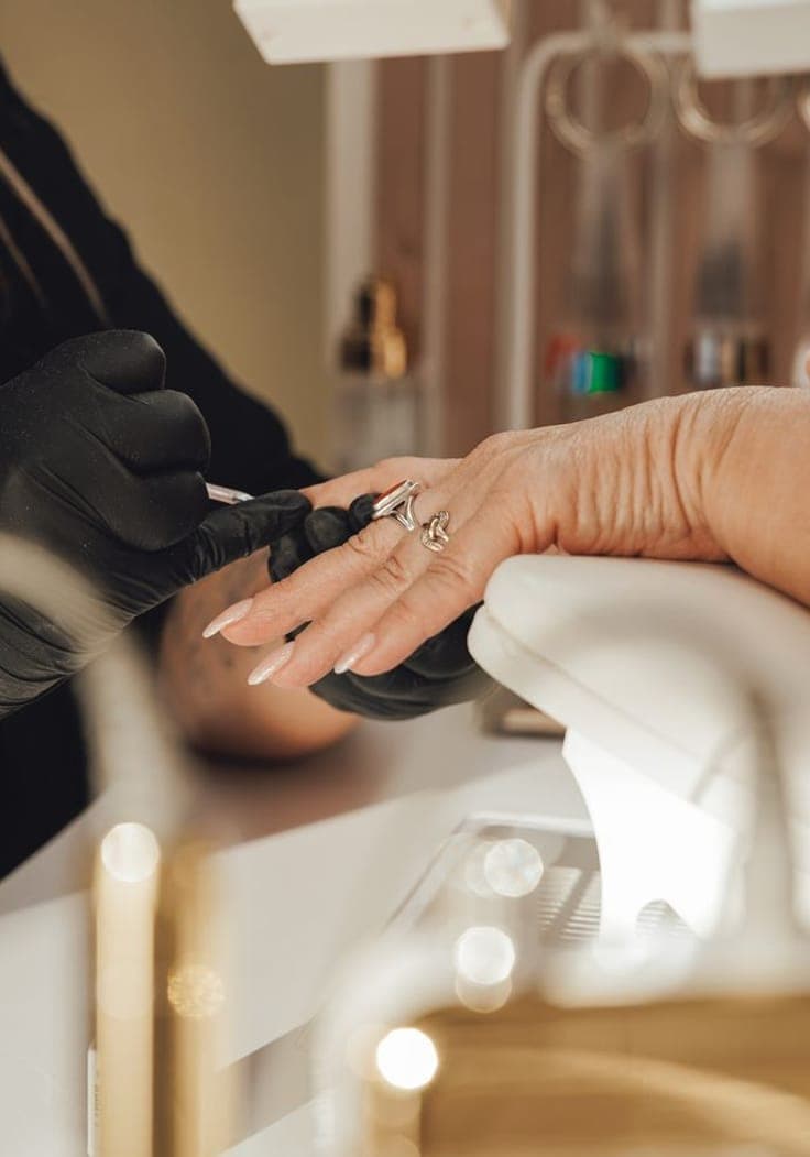 Nagels van dichtbij tijdens een behandeling