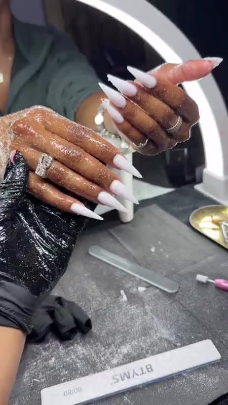 Nagels van dichtbij terwijl ze gelakt worden