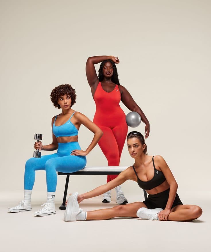 Drie vrouwen in sportkleding met kleine gewichten