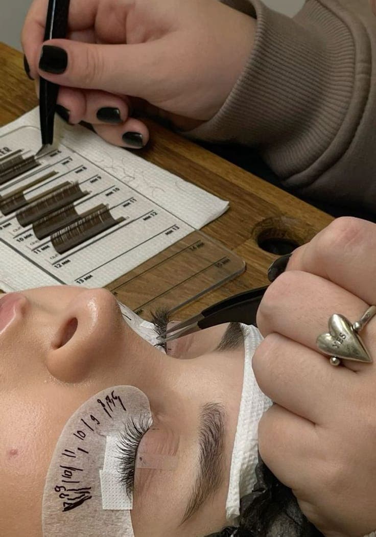 De behandelkamer van een wimperstyliste