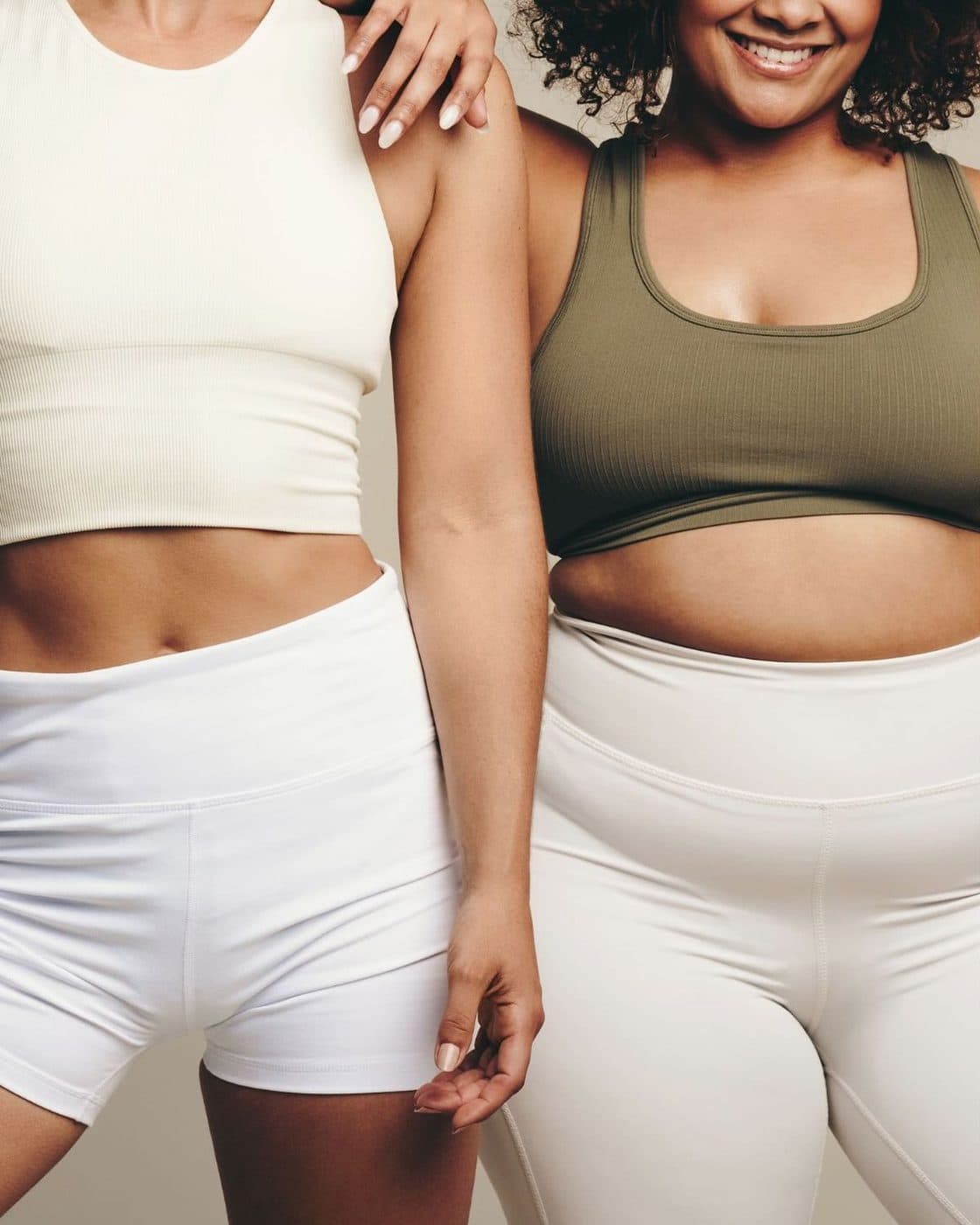 Twee leden in sportkleding staan naast elkaar
